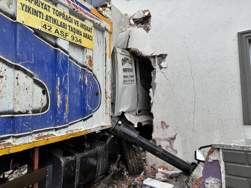 Kamyon, Trabzonspor armalı eve bodoslama girdi! Facianın eşiğinden dönüldü 5